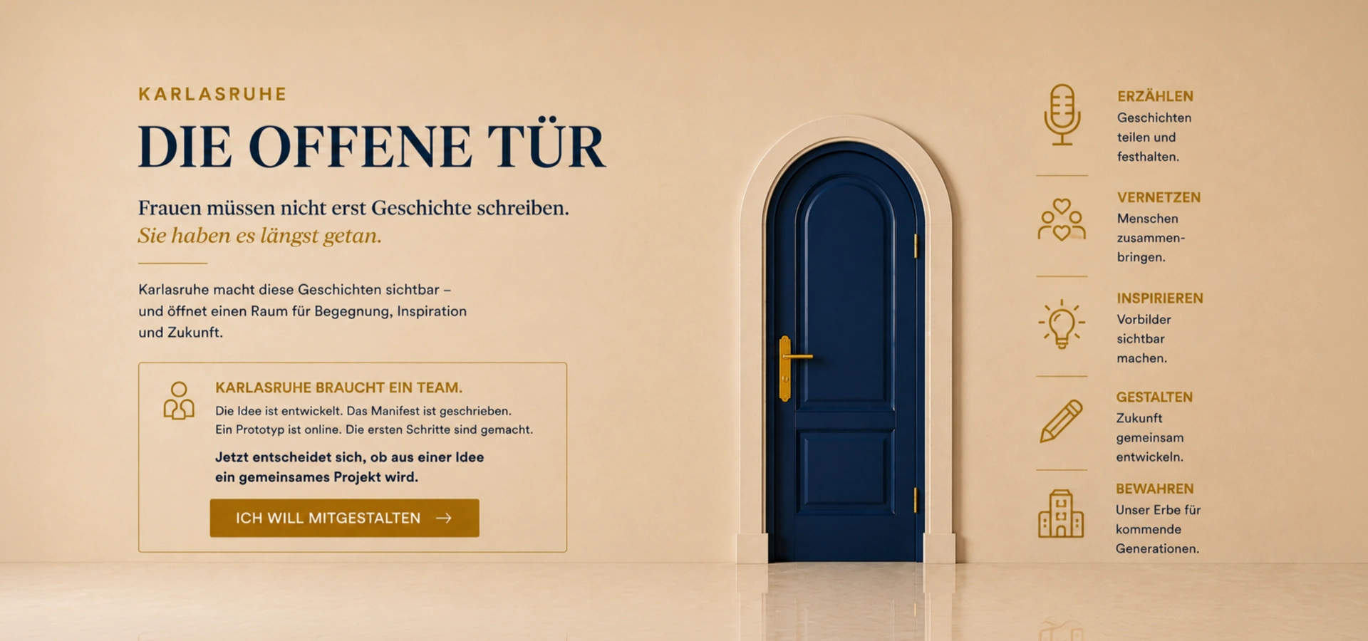 Karlasruhe – Die offene Tür. Eine dunkelblaue, gewölbte Tür mit goldenem Griff vor einer sandfarbenen Wand.